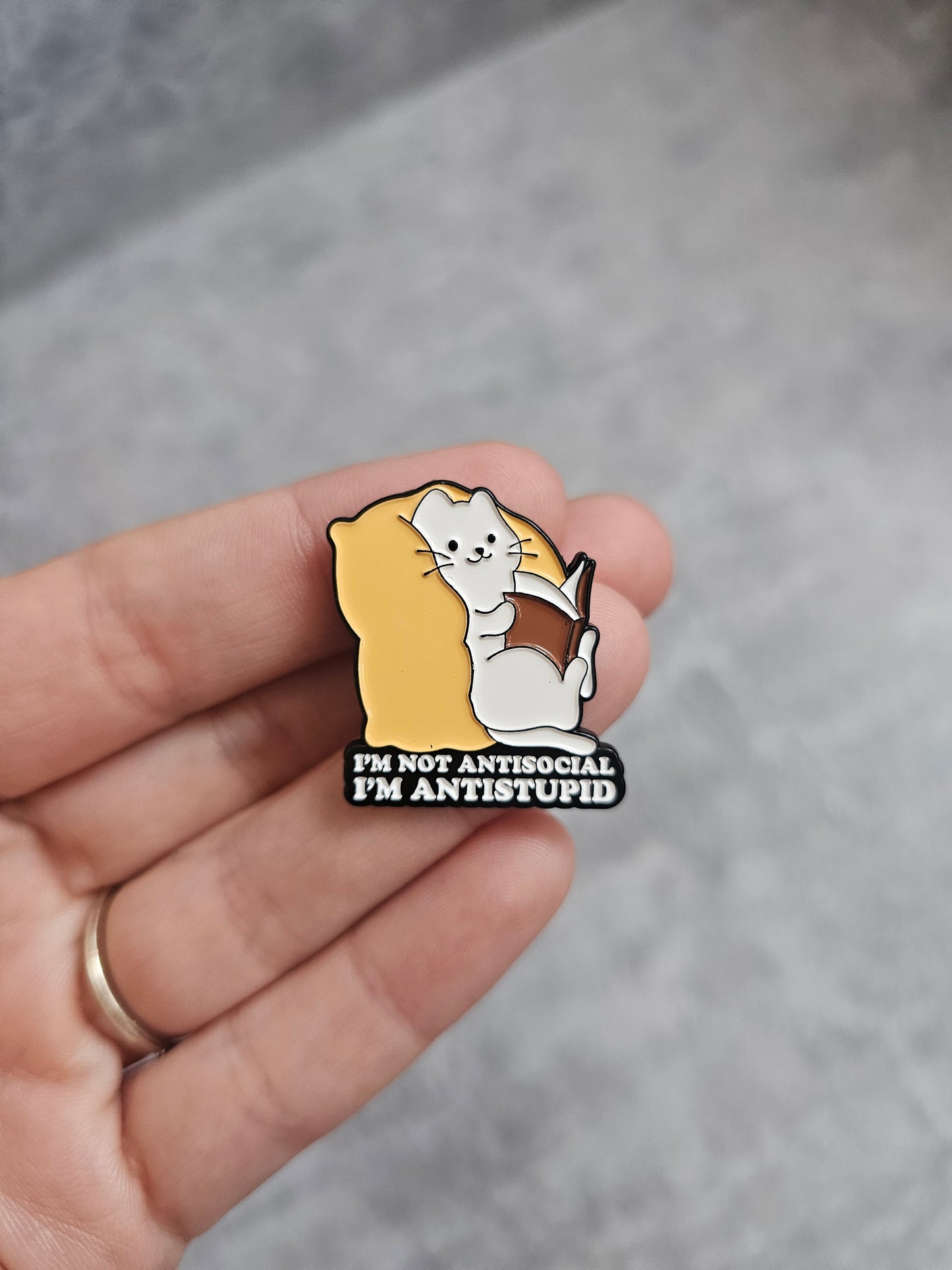 Im not antisocial im antistupid Pin Badge cat reading