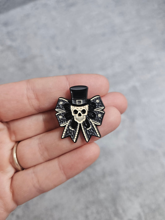 Black skull bow Pin Badge