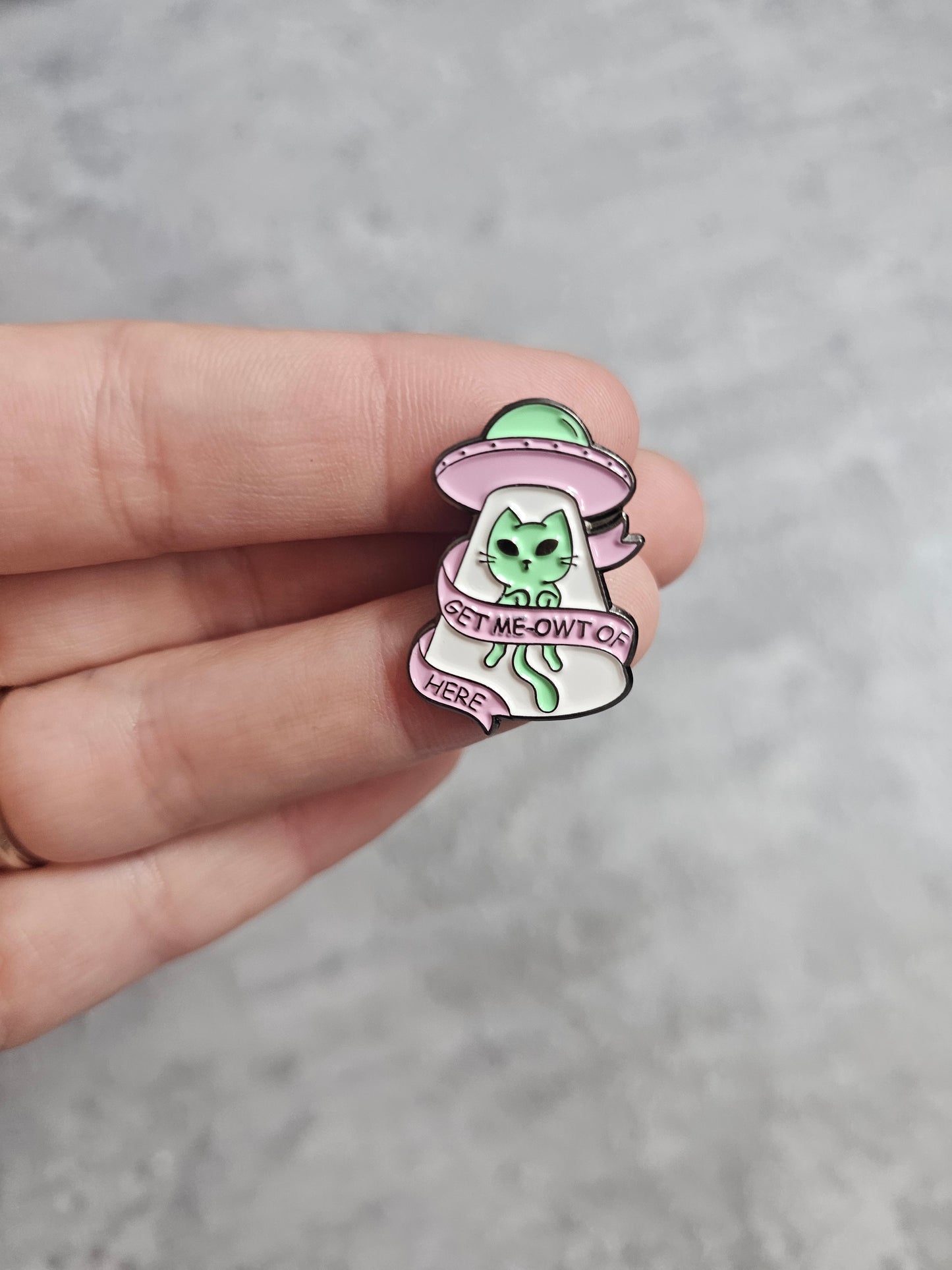 Get meowt of here alien Pin Badge