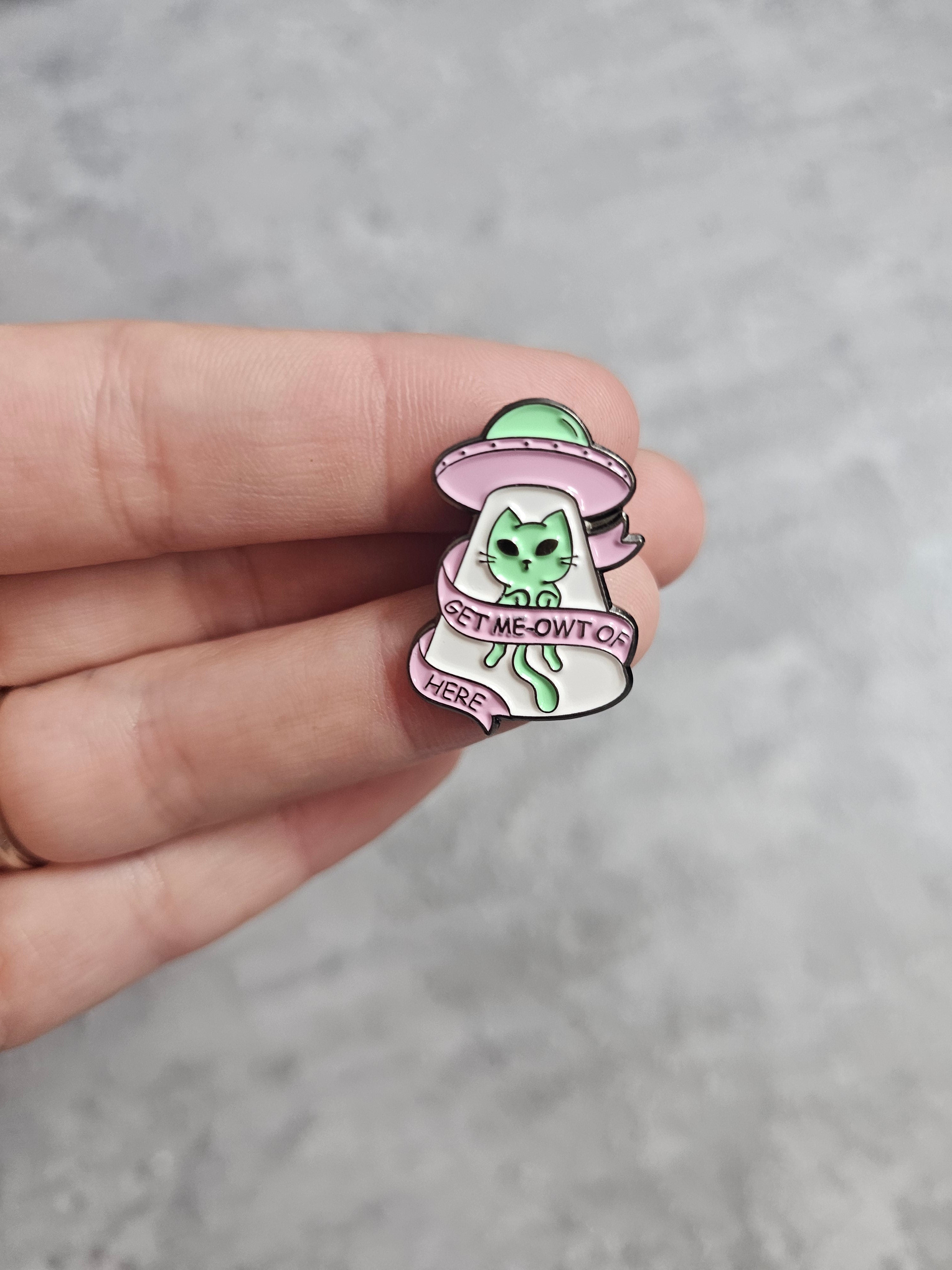 Get meowt of here alien Pin Badge
