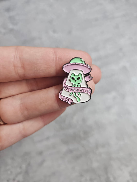 Get meowt of here alien Pin Badge