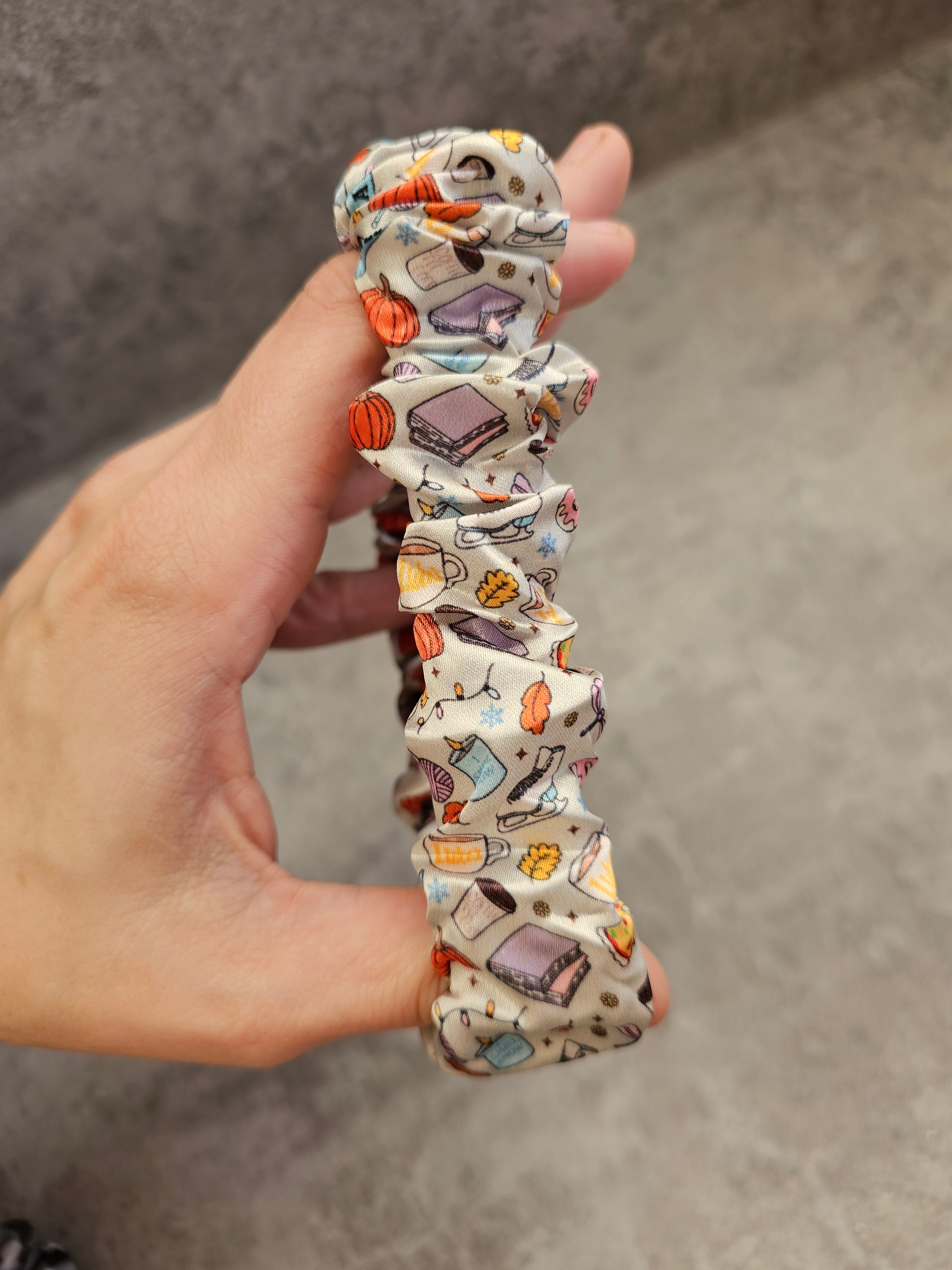 Grey Gilmórë girlṣ Scrunchie Keyring
