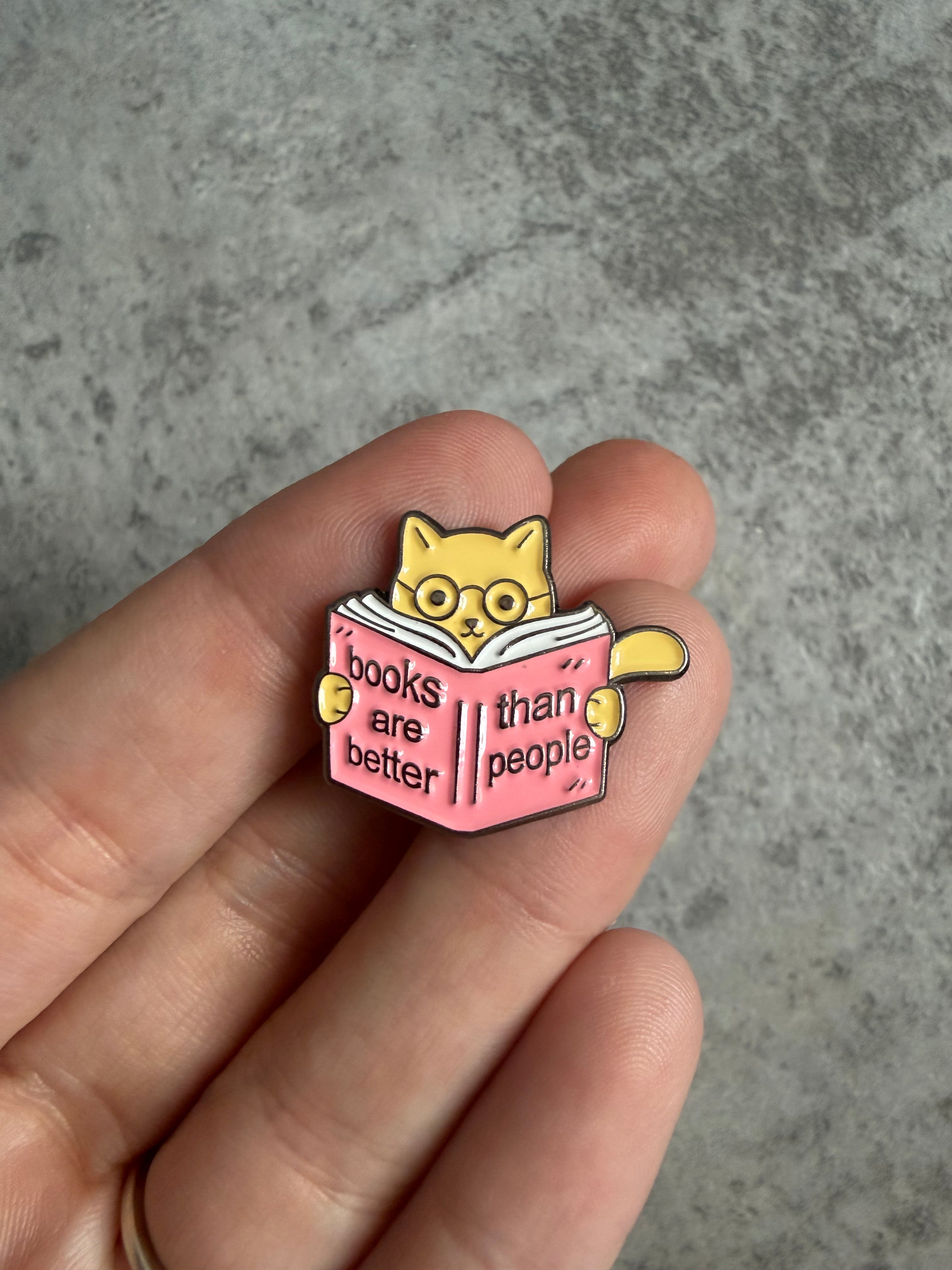 Cat reading- books are cheaper than therapy Pin Badge
