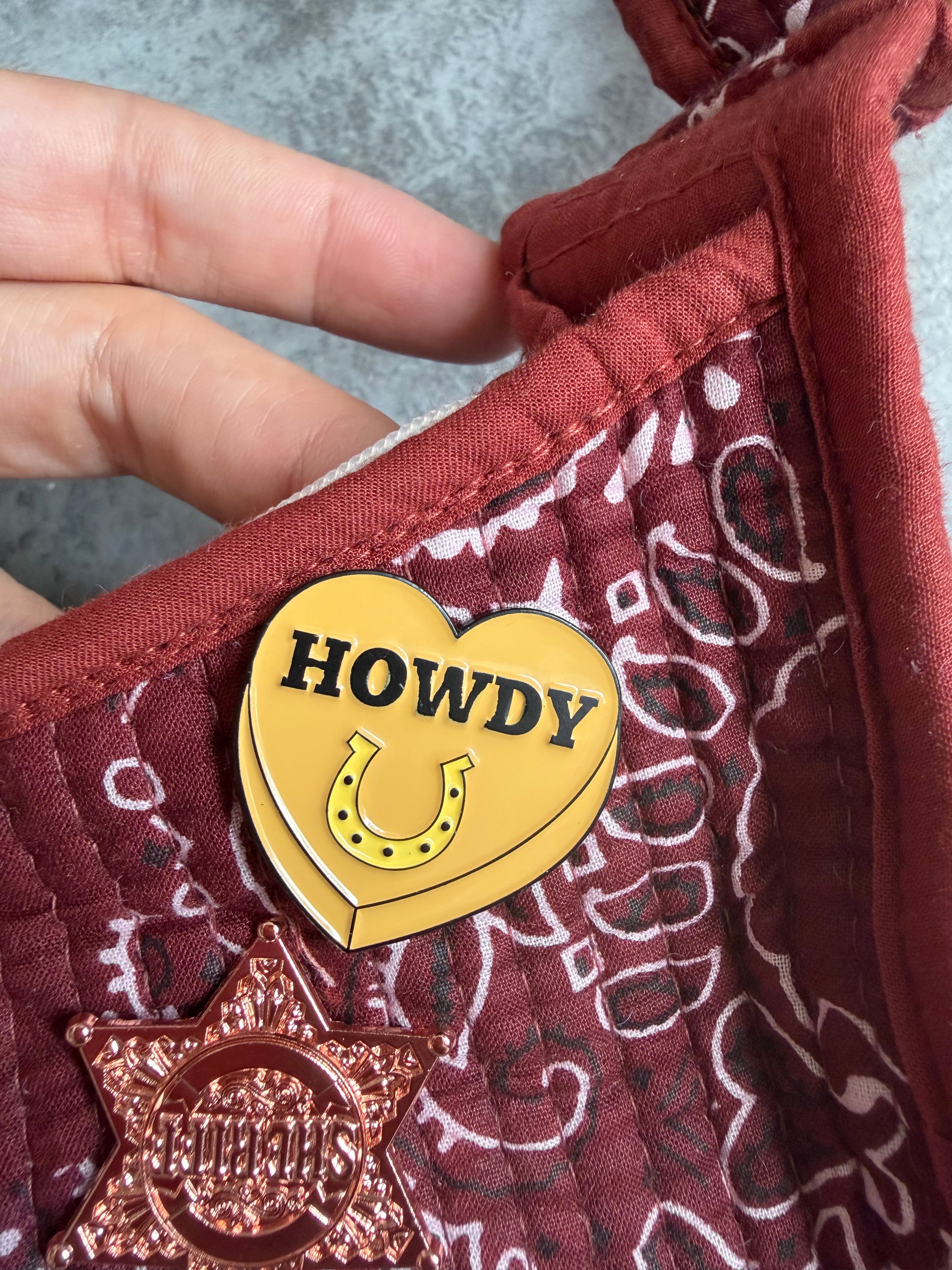 Howdy brown heart with horse shoe Pin Badge, western