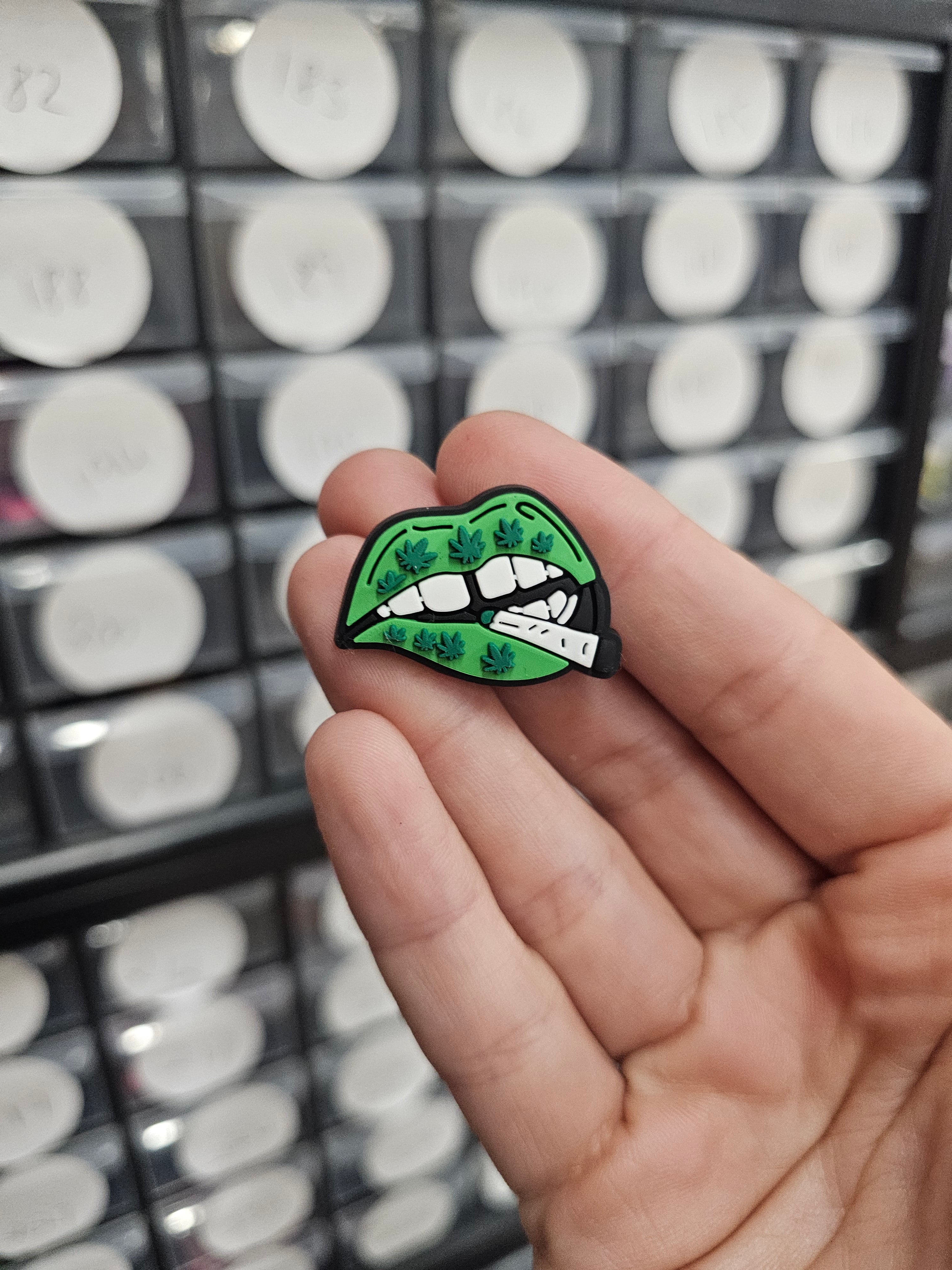 Green smoking lips shoe charm